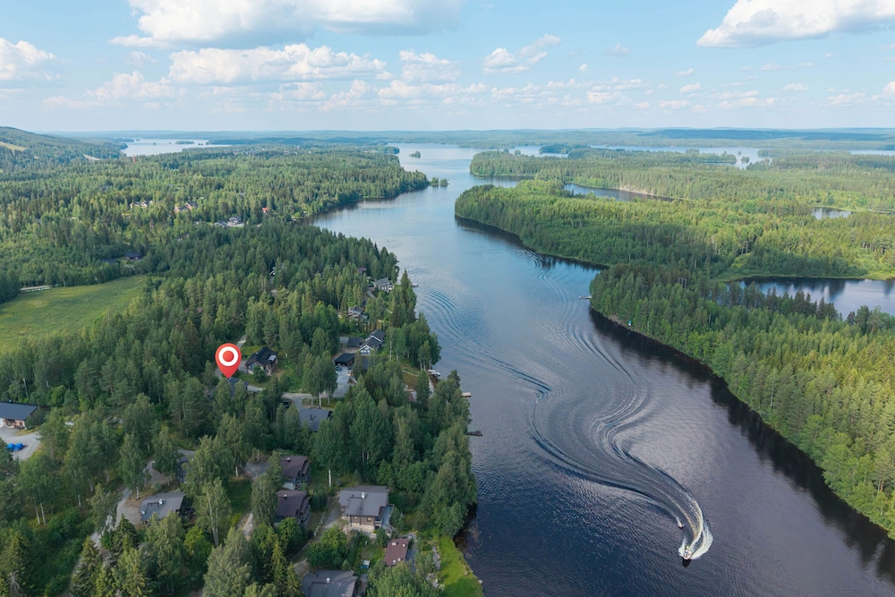 Scenic Lakeside Cabin in Tahko - Hot Tub