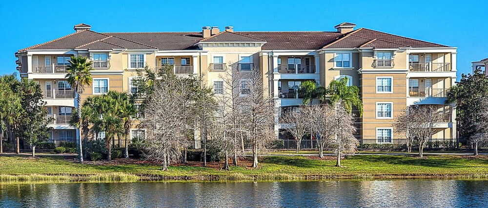Gorgeous 3 Bed Lakeview, Vista Cay - 1010