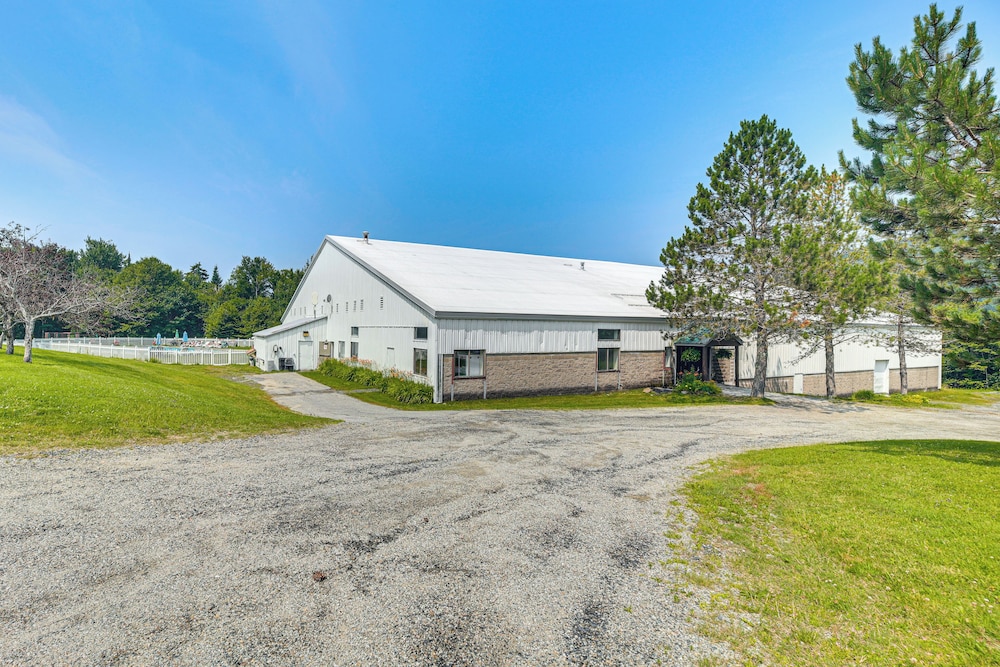 Walk to Bolton Valley Resort: Condo w/ Mtn Views!