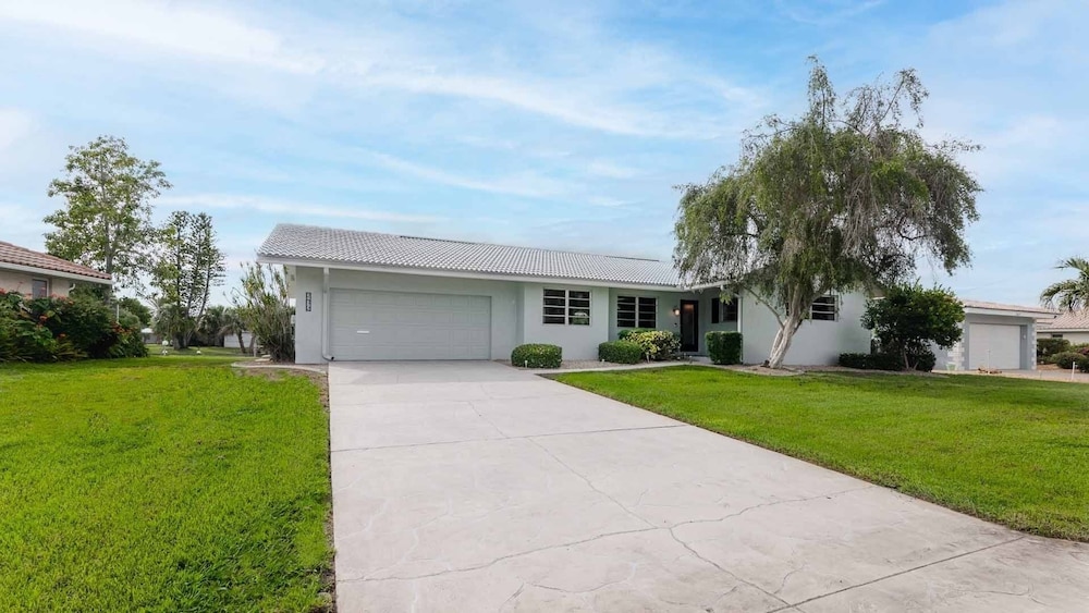 Punta Gorda Isles Canal 2 bedroom Home- Sailboat Access! 15 foot dock! 2 Home