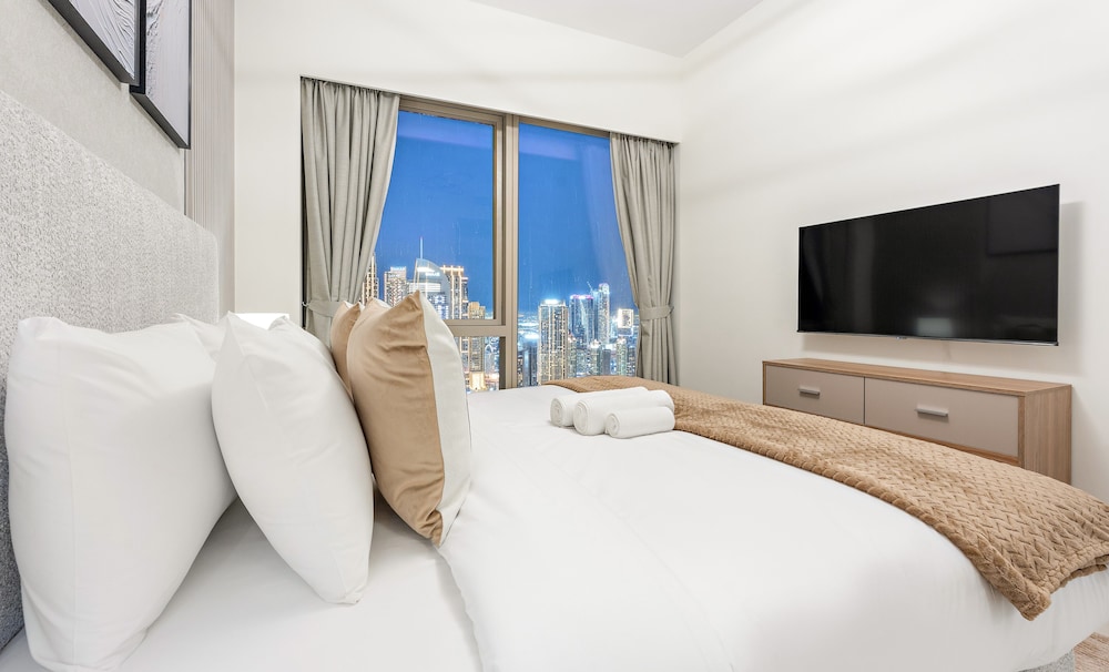 SML Vacation Homes - Sky High Apartments with Burj Khalifa and Dubai Fountain Views @ Grande Signature, Downtown Dubai
