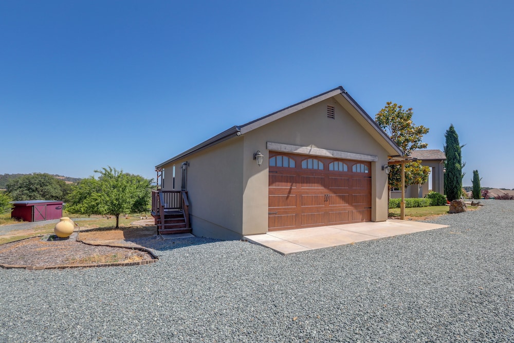 On-site Vineyard: Gem on 10 Acres in Pilot Hill!