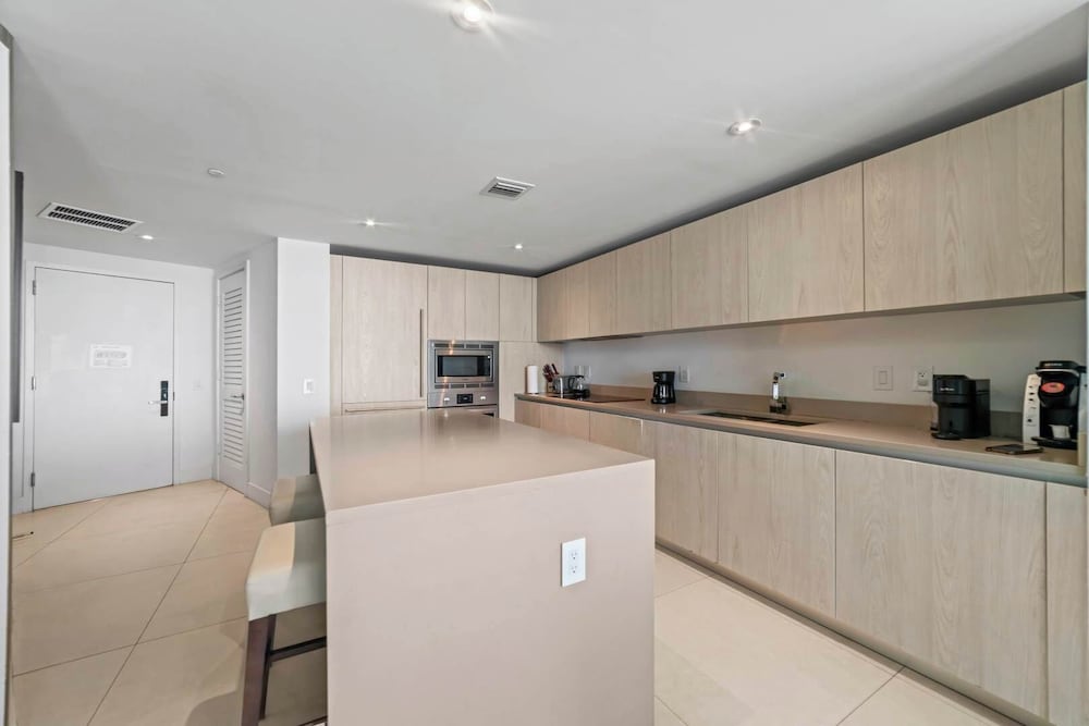 Sunny Balcony - Beautiful Stay for 2 With Ocean Views & Resort Amenities