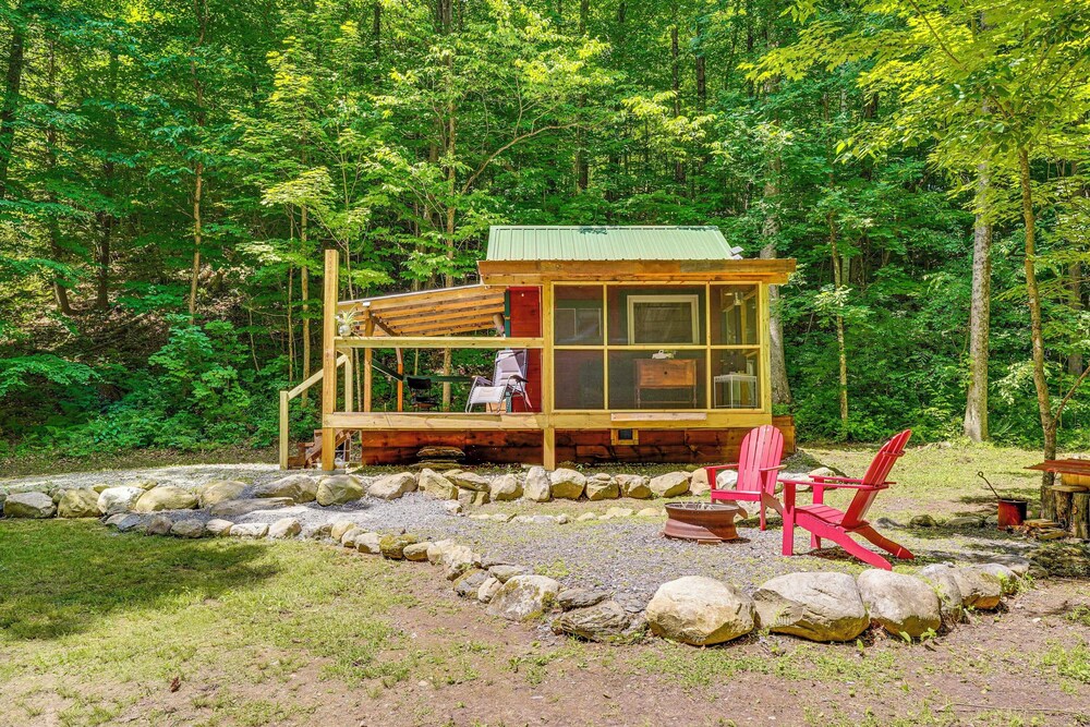 Solar-powered Brandon Studio Cabin: Hiking Access