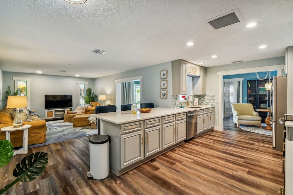Tropical Pool Retreat in Tarpon Springs