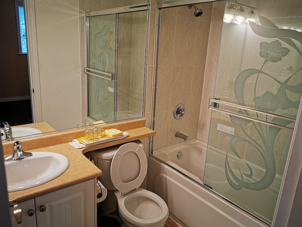 Surrey Vacations - Family Suite - Property Image 5