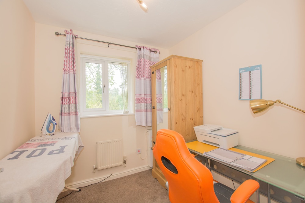 Modern 4 Bedroom Detached House in Cardiff view 5