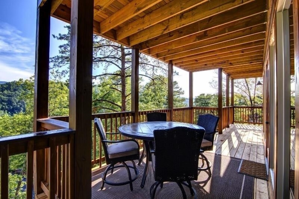 Lazy Bear Lodge - 4 Bedrooms, 4 Baths, Sleeps 14 Home by RedAwning