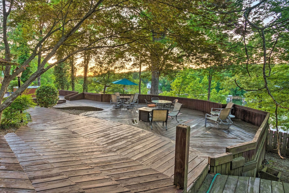 Dock, Hot Tub & Kayaks: Luxe Hot Springs Lakehouse view 2