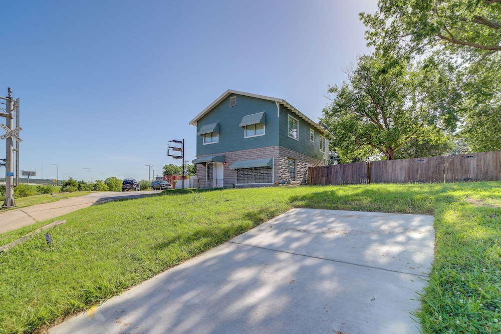 7 Mi to Dtwn Tulsa: Dog-friendly Home w/ Yard
