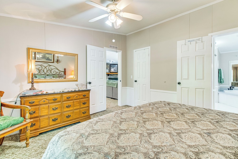 4 Mi to Norfork Lake: Country Stay w/ Farm Views!