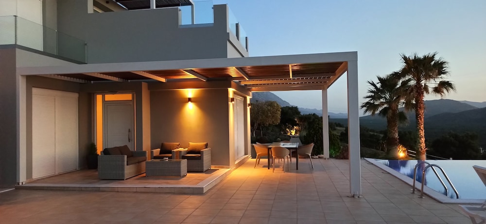 Luxurious Villa Tholos Crete
