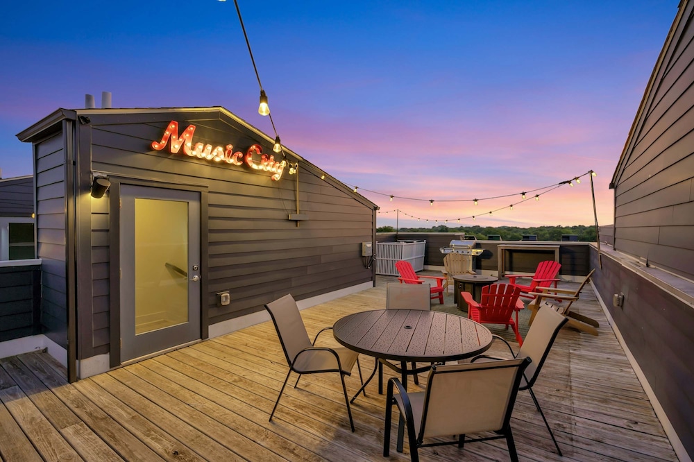 Rooftop Deck Grill Ping Pong Near Downtown Nashville
