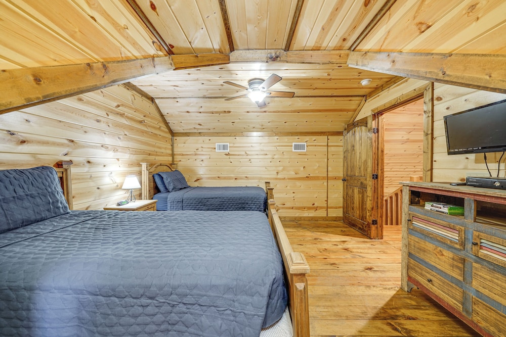 Pets & Families Welcome: Secluded Broken Bow Cabin