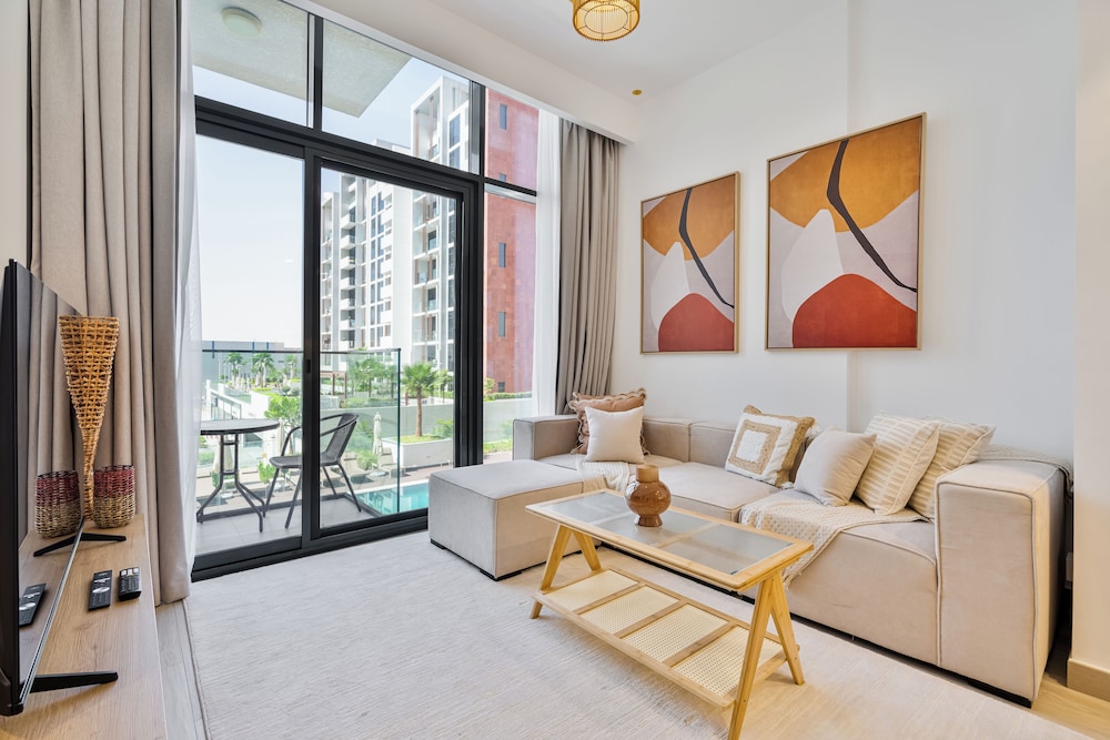 PVH - Chic 1BR - Azizi Riviera 37
