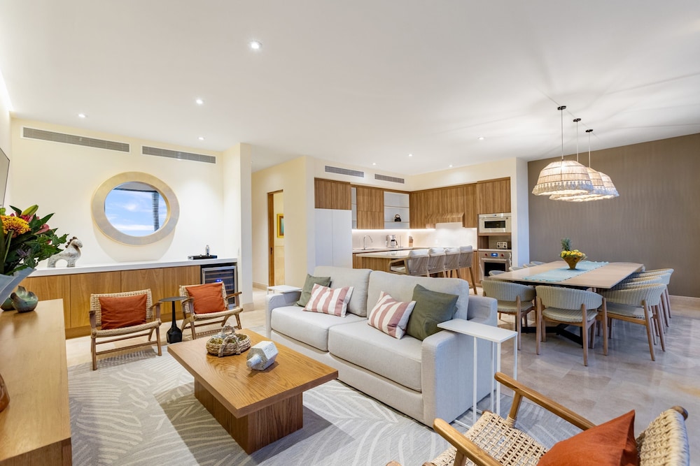 Modern Luxury W Resort Amenities Sleeps 16