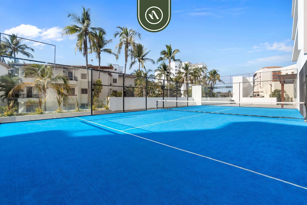 Tropical 2 BR Retreat - Close to the Beach - Pool