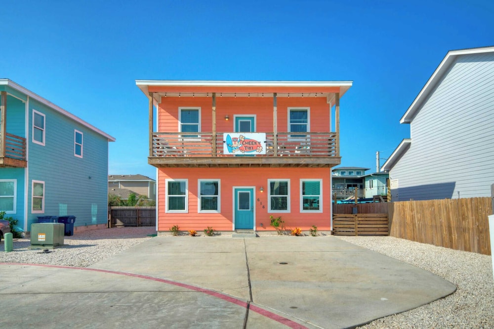 Sleeps 24, 2 Homes Pool, Backyard Tiki Bar, Fire Pit, Cornhole Walk to Beach