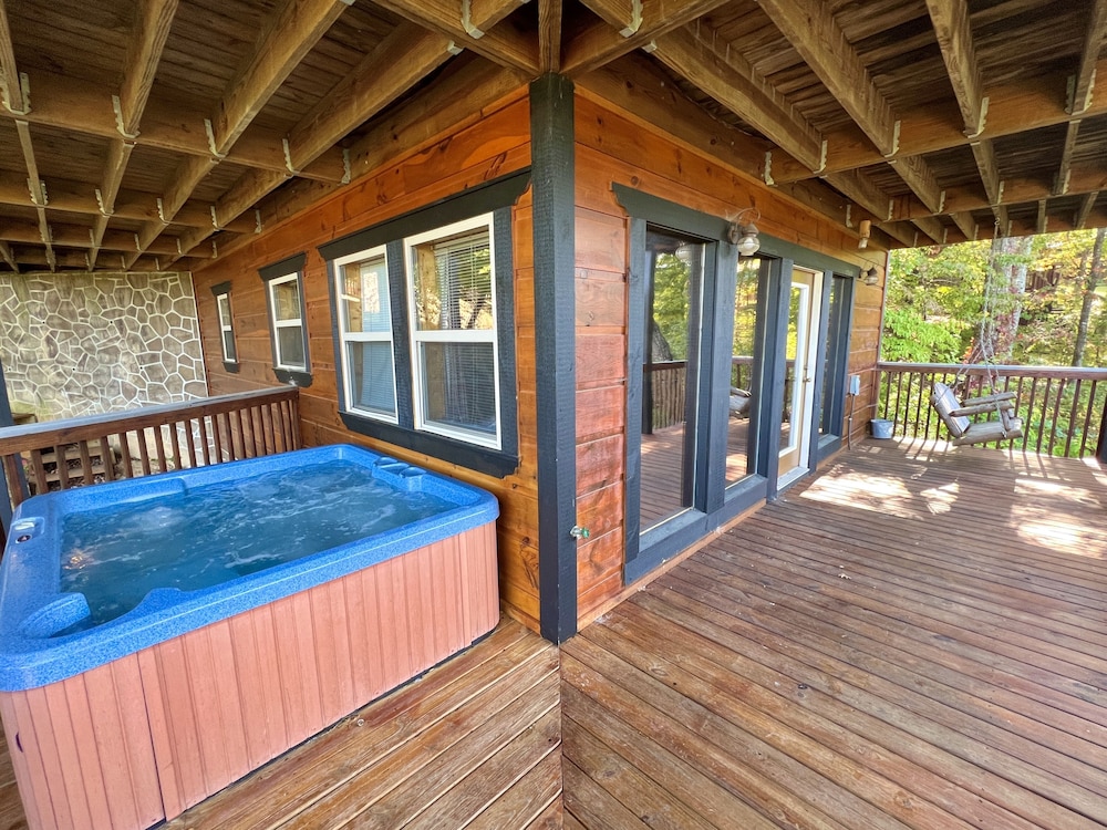 Picture Perfect 2 Bedroom Cabin by RedAwning - Property Image 6