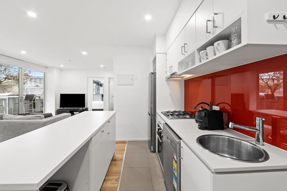 Sleek South Yarra 2-bed With Alfresco Dining
