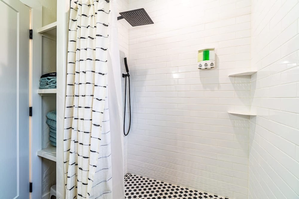 Stylish 2-bedroom Walking Distance to Downtown