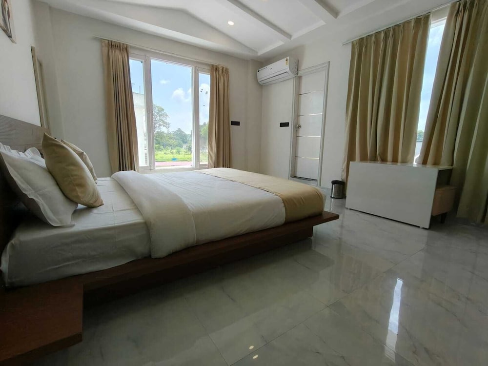 Hotel YJ Manor