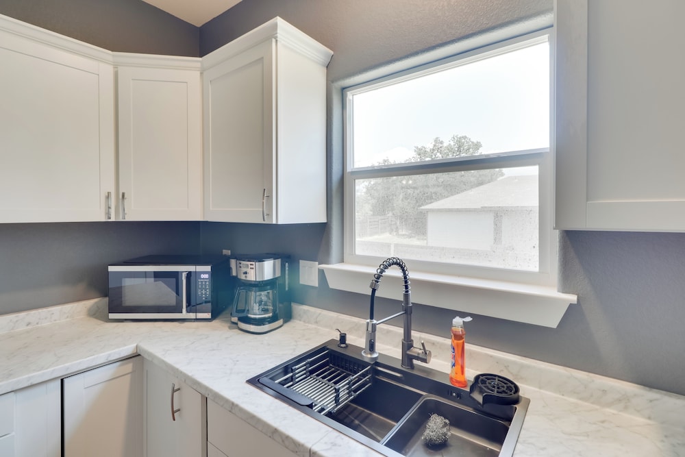 Quiet Hill Country Home: 1 Mi to Lake LBJ Access!