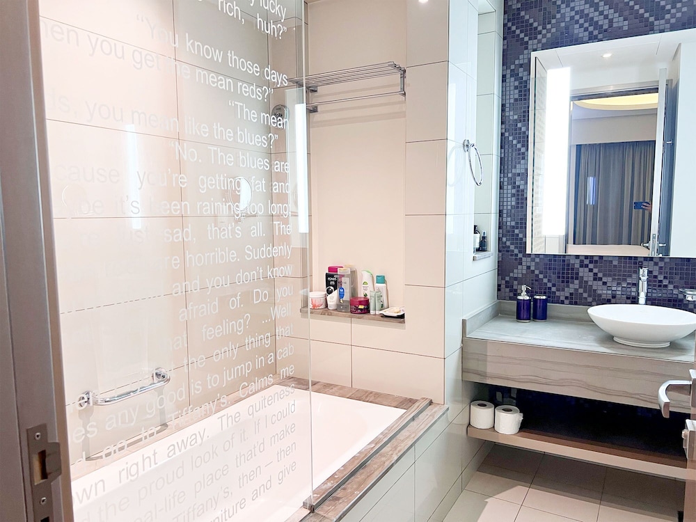Cosmos Living 1 Bedroom Paramount Towers