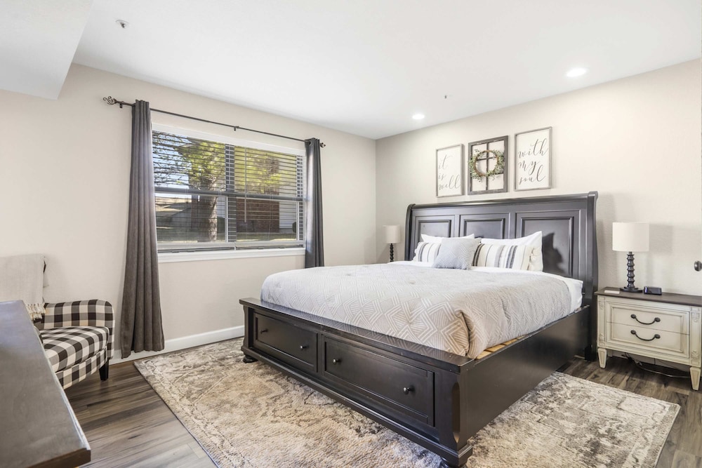 Fairway View Duo Stay for 12!