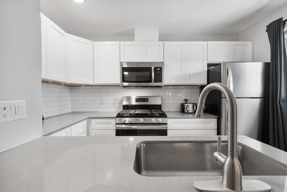 Stylish 1BR Near UT Highland Evonify - Image 4