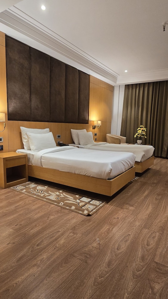 HOTEL SHEMRON