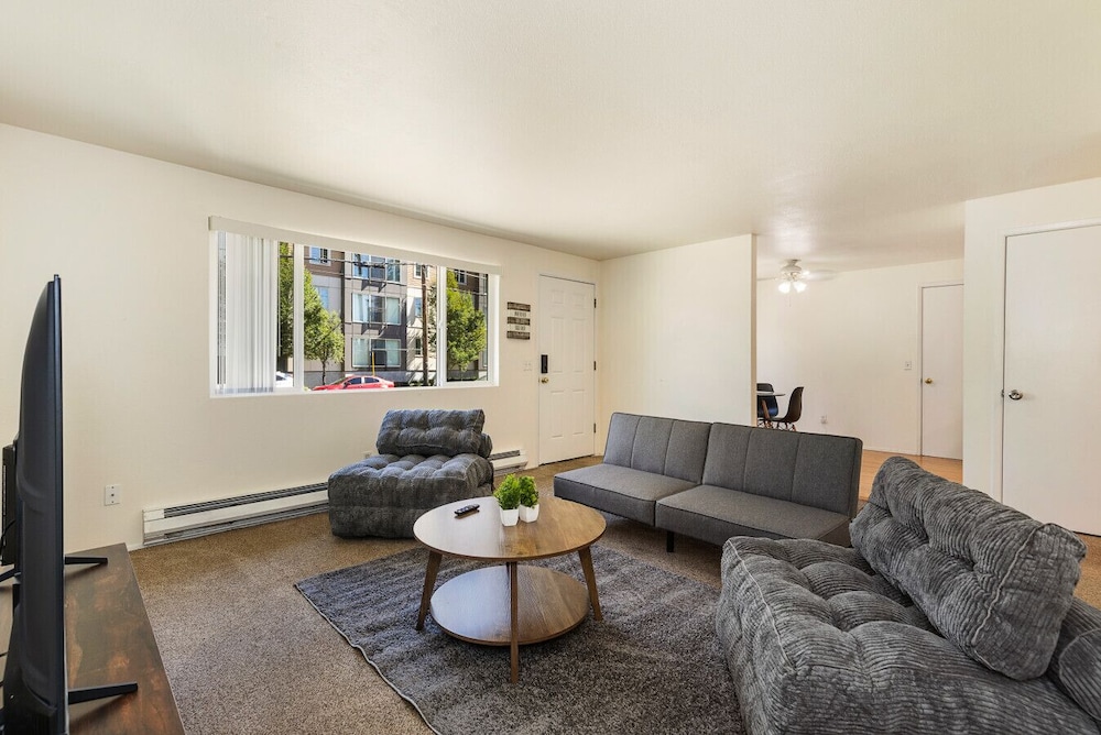 Family-friendly 2BR Home in Lynnwood w Parking