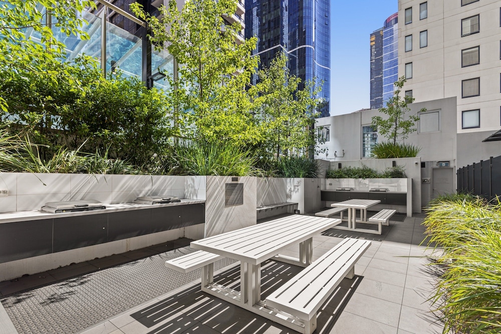 Elegant 2-bed Apartment With Balcony & City Views