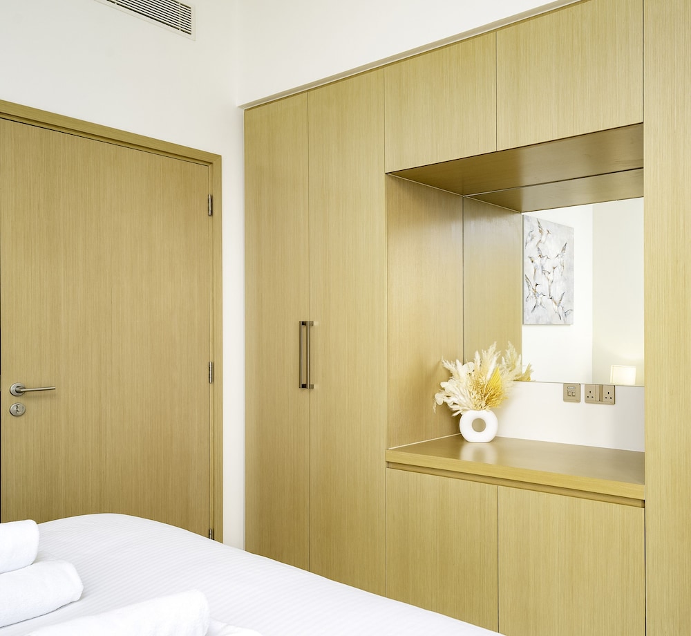 Sleek 1BR in Burj Royale with Canal View