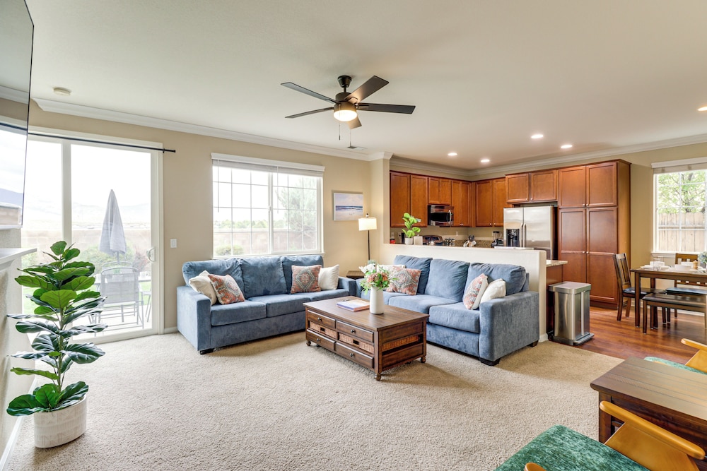 6 Mi to Dtwn Reno: Mtn-view Retreat w/ Fireplace!