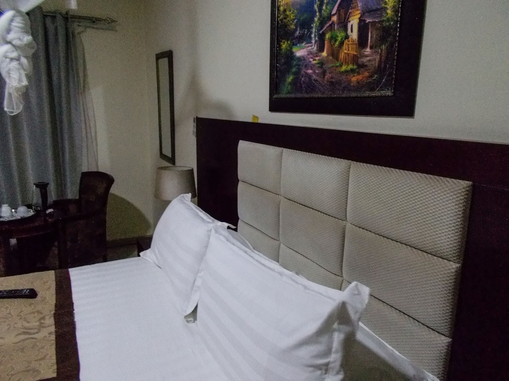 Four Pillars Lodge