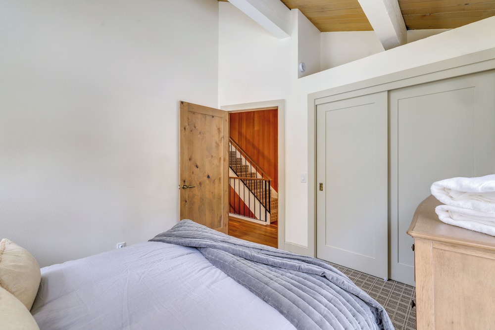 8 Mi to Northstar Slopes: Tahoe Gem w/ Fireplace