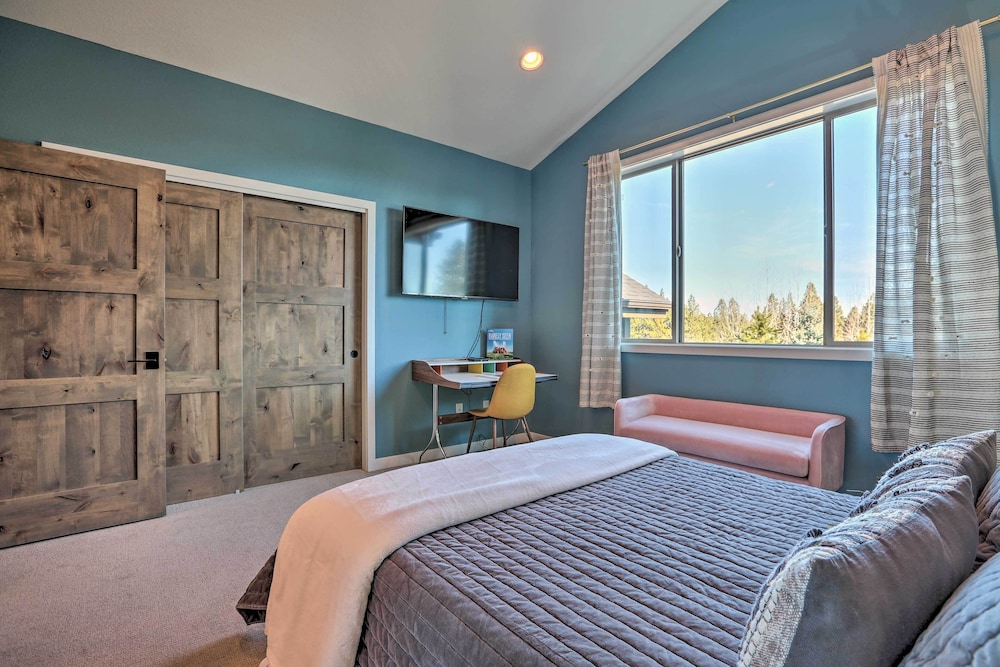 Modern Mtn Oasis w/ Patio, Hot Tub & Grill!