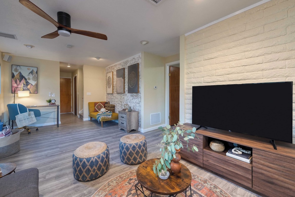 Mid-century Gem w/ Views, Hot Tub & Sunroom Lounge Red Rock Haven by Avantstay