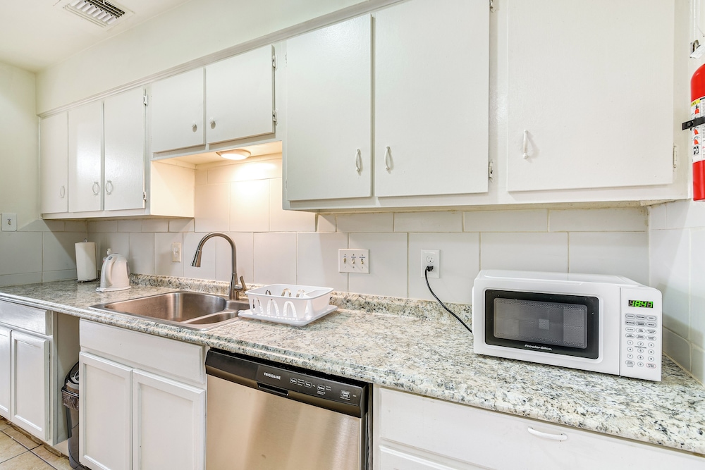 2 Mi to Chinatown: Pet-friendly Houston Home