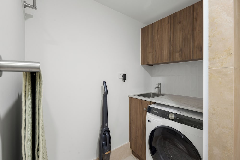 Burleigh Breeze 2 Bed Beach Walk