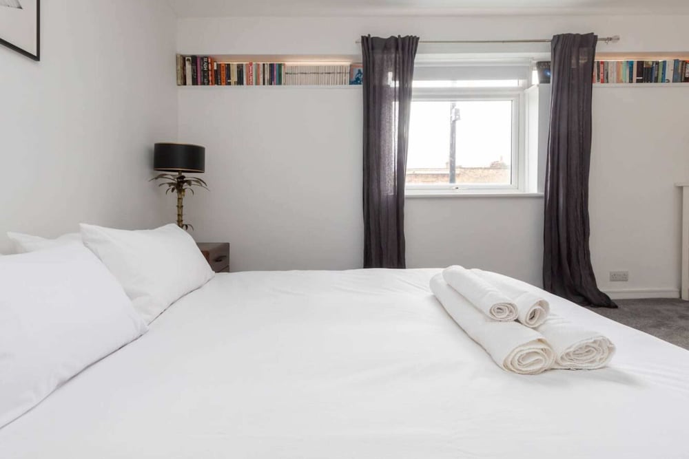 Spacious & Cosy 2 bed Flat With Terrace & Parking