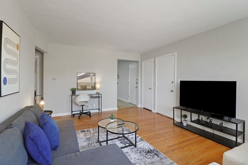 Cozy 2BR Apt Near Parks - Kimball A2