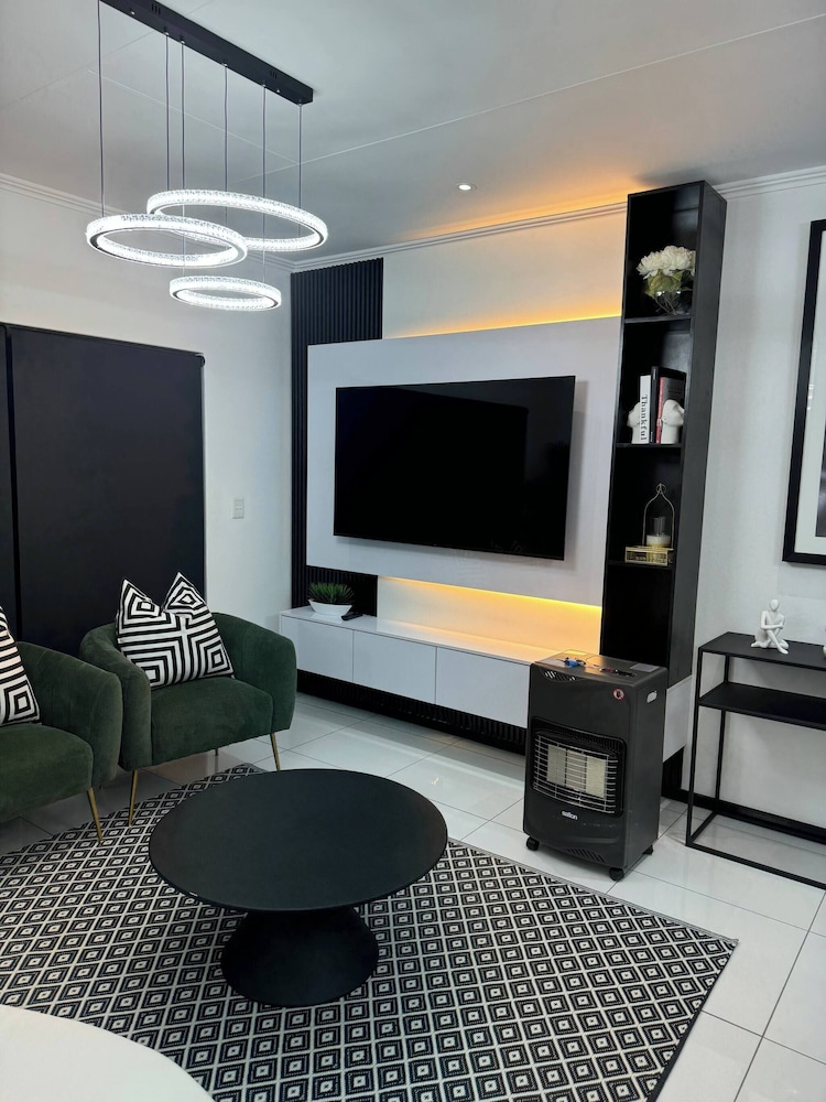 2 Bedroom Apartment Near Monte Casino