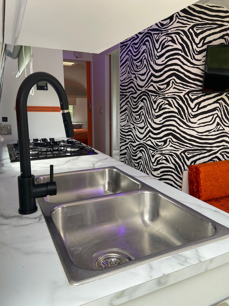 Bury - Lodge - Sleeps 2 - Parking