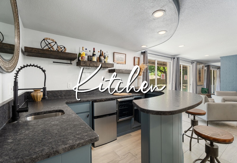 Family Home w Pool-hot Tub-large Yard-pool Table