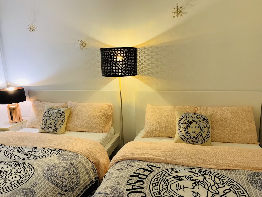 A&A Suites Magnificent 3-BD apt in DT - Image 2