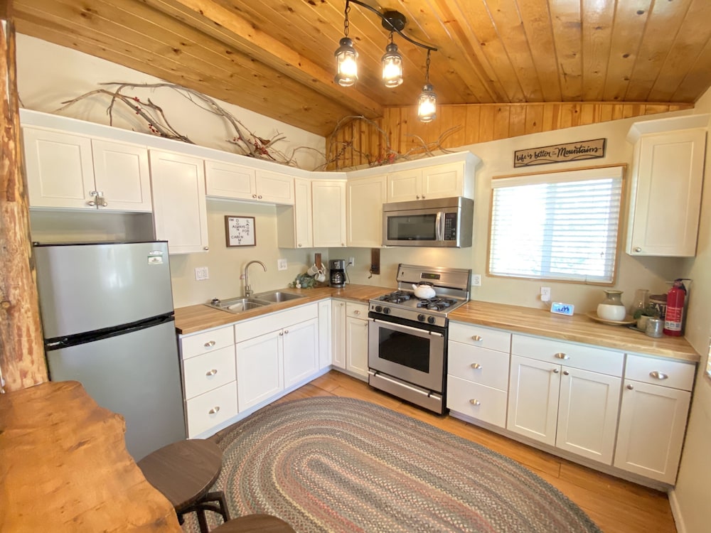 The Roca Getaway 2 Bedroom Cabin by Redawning view 5