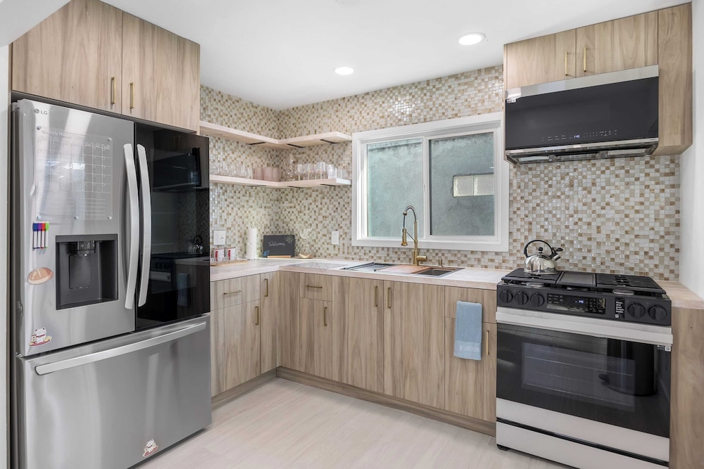 Steps to the Beach, Firepit & Patio Long-term Newport Beach Stay Coastal Cove