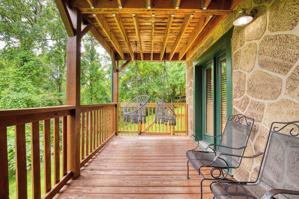 Triple Mountain View by Avantstay: Hot Tub, Game Room & Stunning Smoky Mountain Views